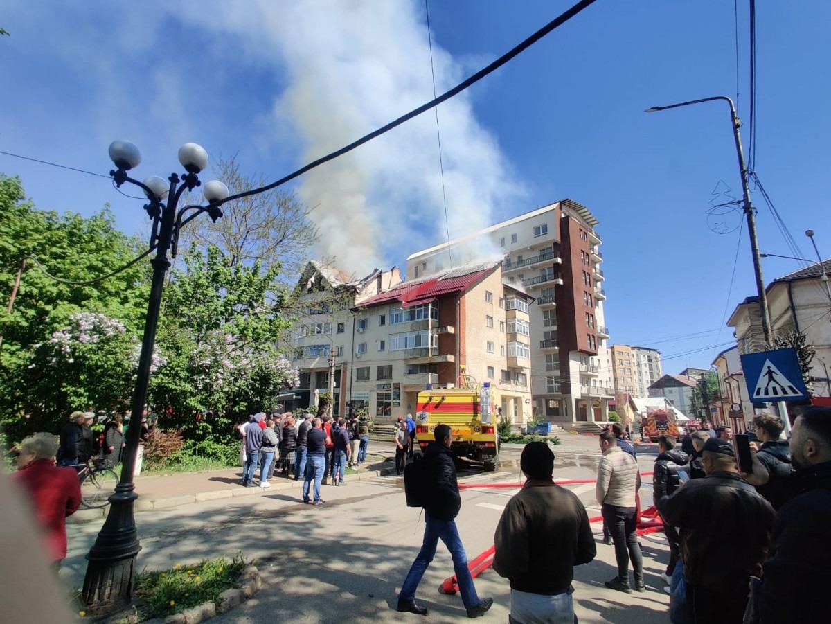 Incendiu puternic la acoperișul unui bloc din Rădăuţi. Pompierii evacuează locatarii