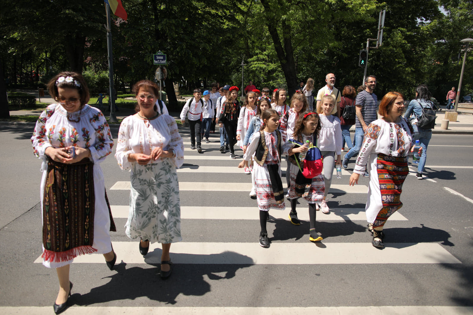 Zeci de oameni au defilat în costume populare, de ziua națională a portului tradițional din România / FOTO