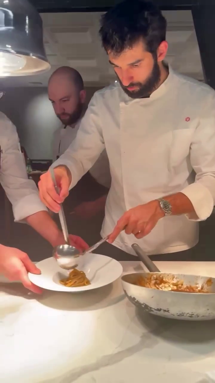 Un român a gătit o trufă la o cină exclusivistă de 10.000 de euro, într-un restaurant cu o stea Michelin, din Italia
