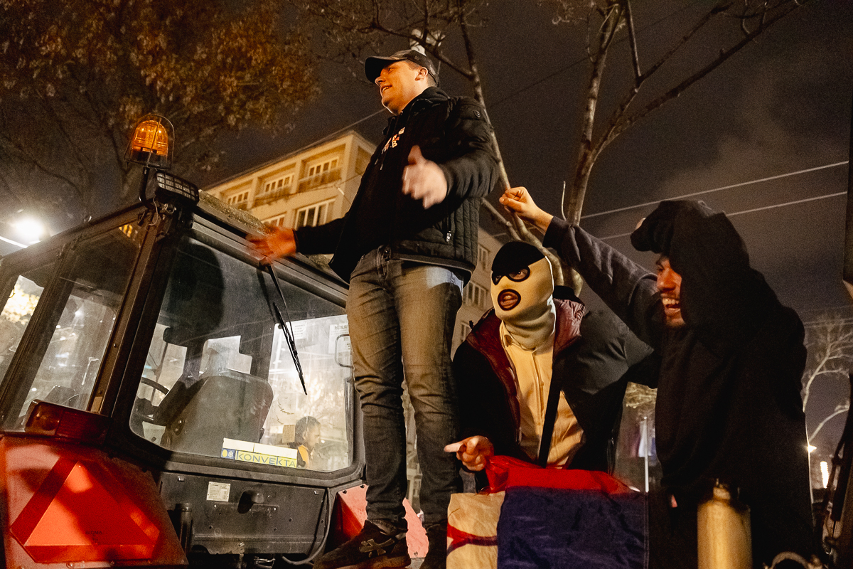 Marele protest de la Belgrad văzut din mulțime: Cratițele și tăcerea care au speriat Puterea FOTOREPORTAJ