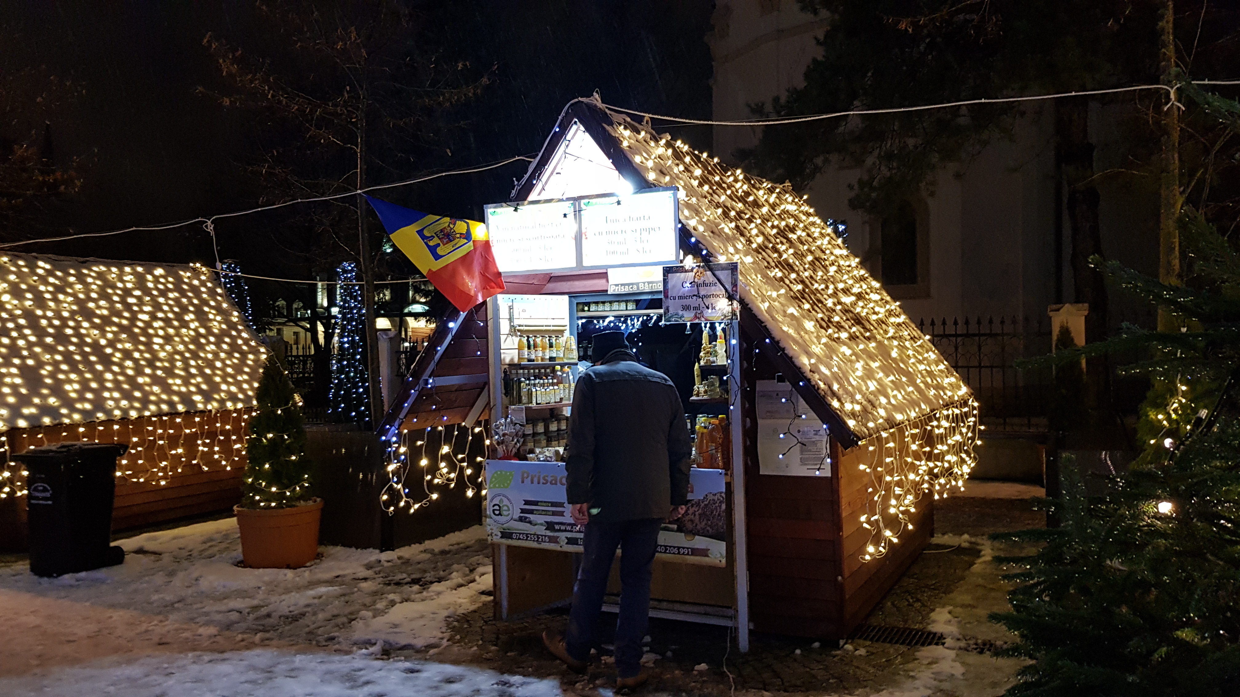 Bate vântul în târgurile de Crăciun din Iași. Comercianții se plâng că vremea rea le strică afacerile