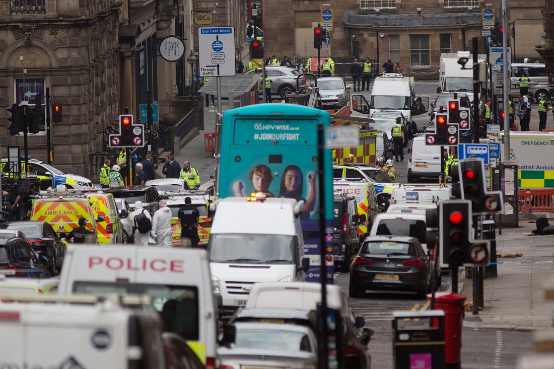 VIDEO | Atac sângeros în Glasgow. Un bărbat a înjunghiat mai multe persoane, înainte să fie împușcat de Poliție