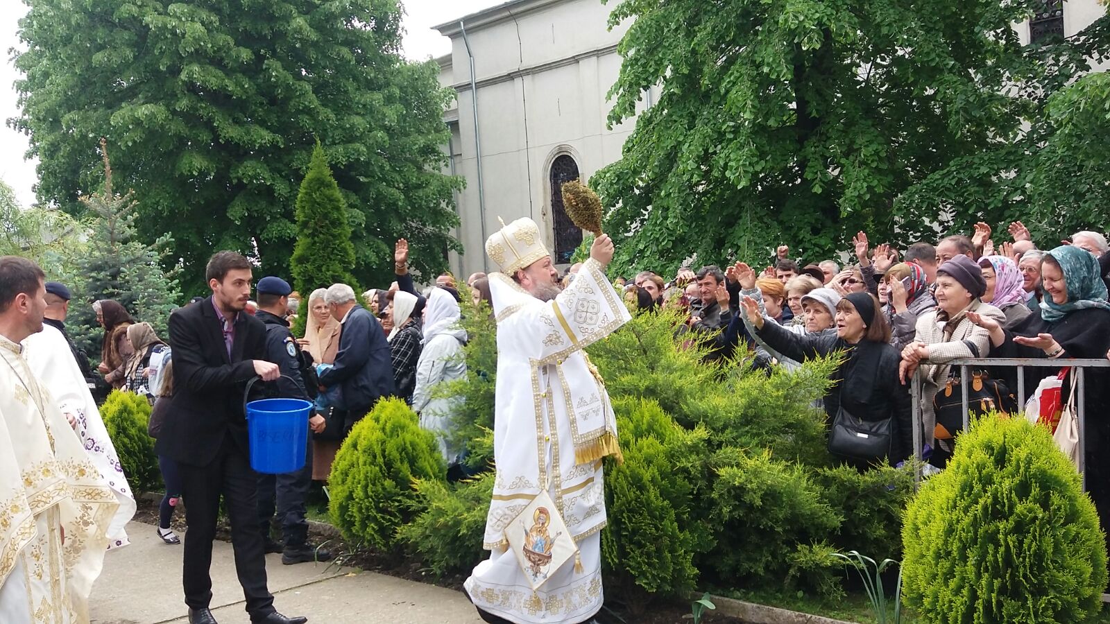 Zeci de mii de credinicioși au stat la coadă de Izvorul Tămădurii, pentru a lua apă sfințită | GALERIE FOTO