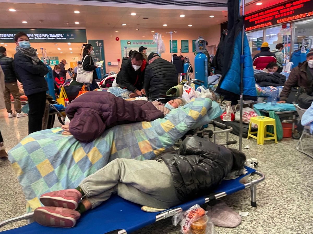 Haos în spitalele din Shanghai din cauza COVID. Un medic estimează că 70% din populația metropolei chineze este infectată