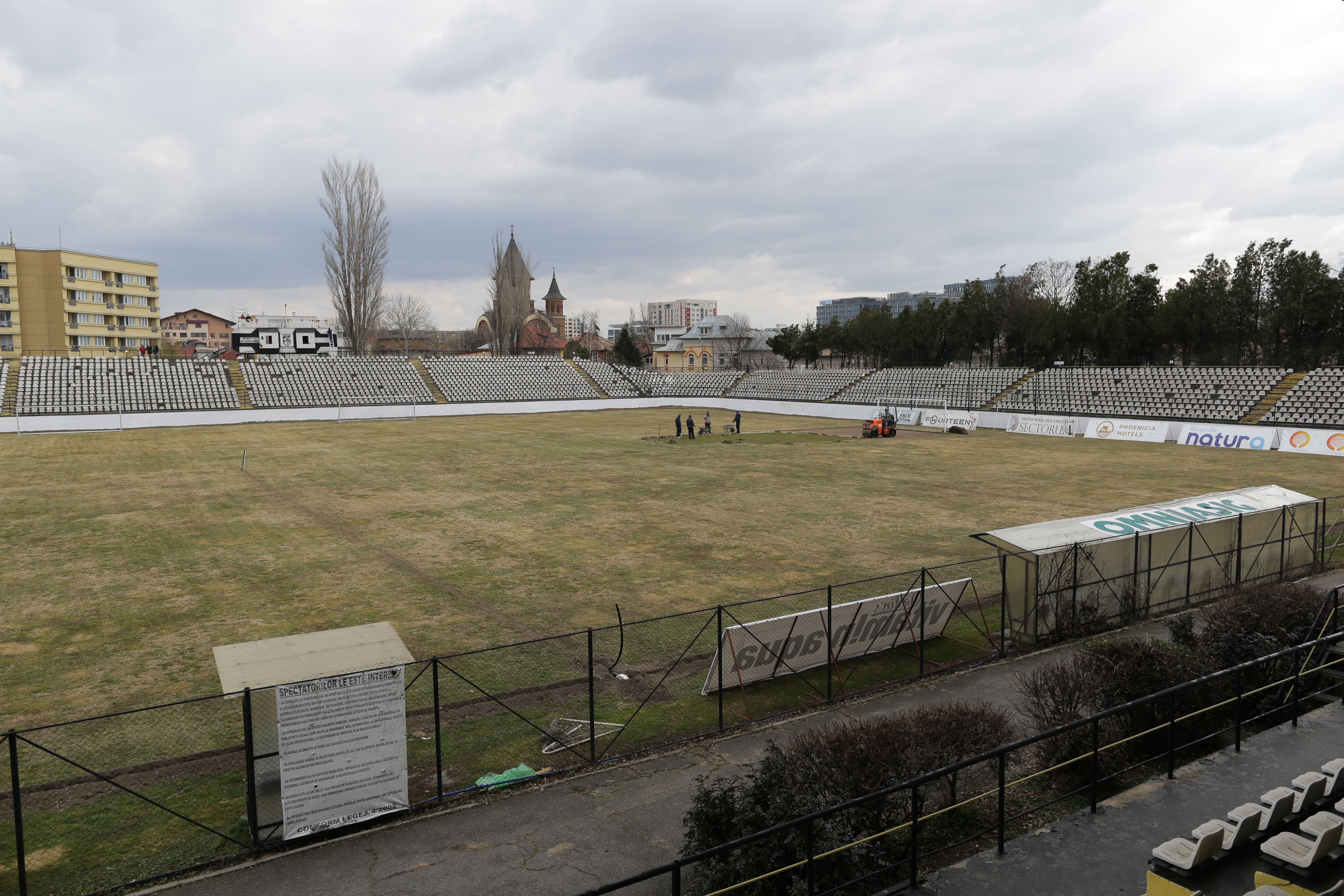 FOTO | Cum arată stadionul din Regie, acolo unde Rapidul va juca returul din Liga 3. Tricouri ”istorice” pentru noile achiziții
