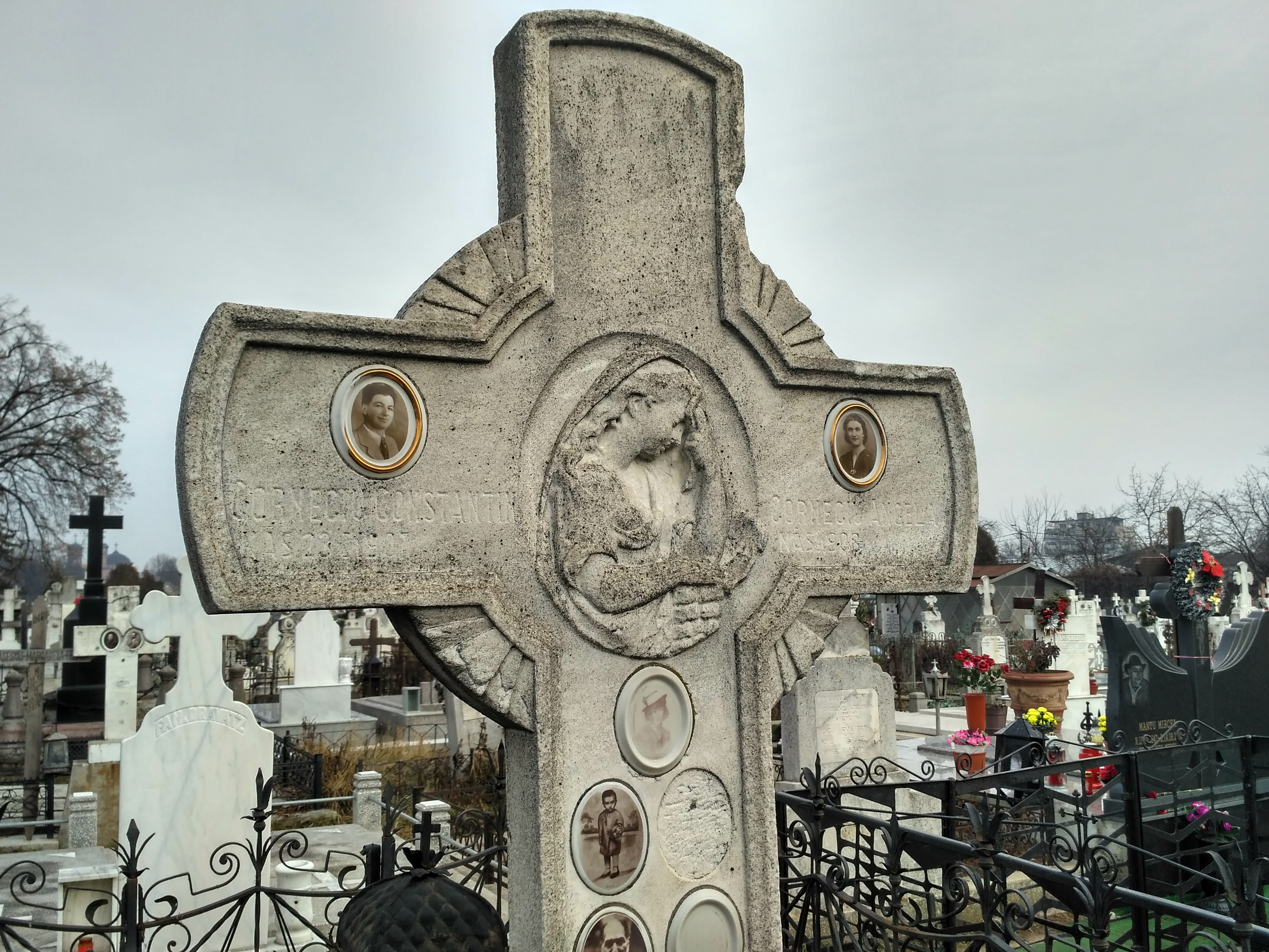 REPORTAJ/Cum a cinstit un ploieștean memoria nevestei care-l înșela. I-a ridicat cel mai original monument: ”Astfel este viața”/VIDEO