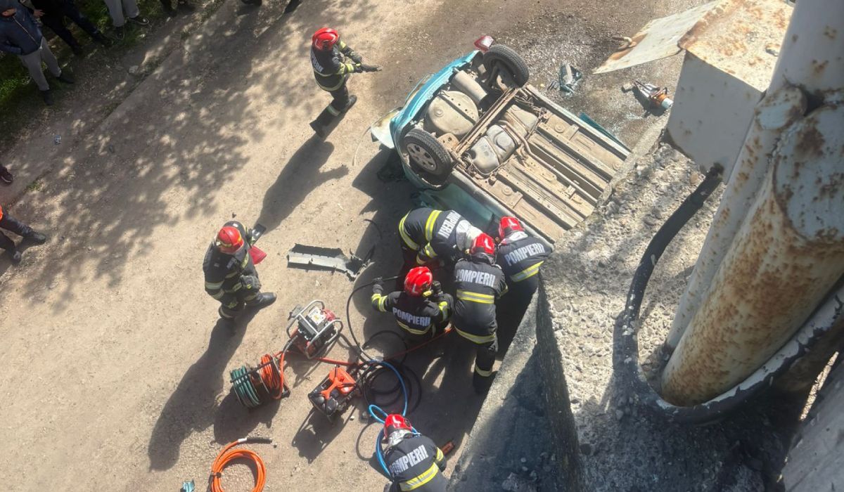 O mașină lovită de un TIR pe podul Bucium din Iași a rupt parapetul și s-a prăbușit pe plafon