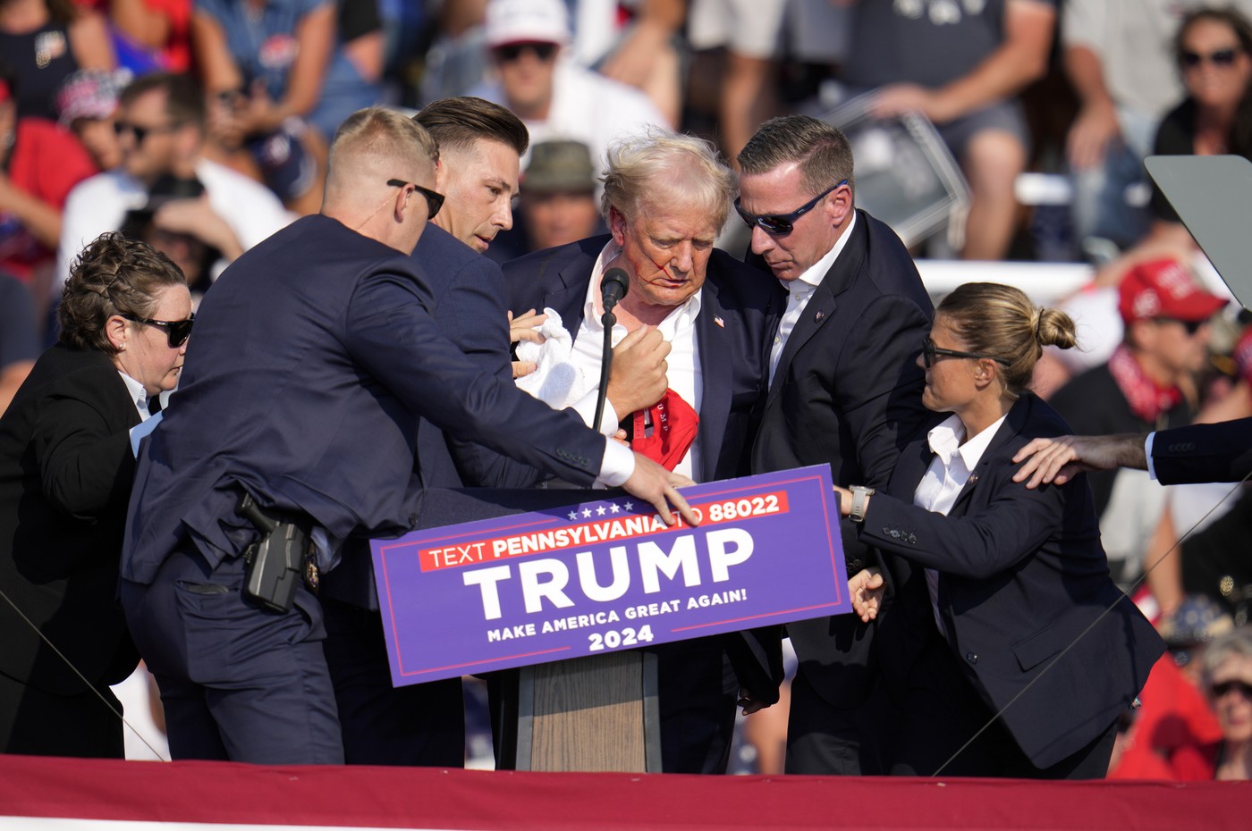 Momentul în care Donald Trump este rănit la urechea dreaptă, în tentativa de asasinat asupra sa