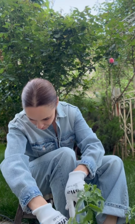 Andreea Marin, în ipostaze de nerecunoscut. În salopetă și cu mâinile în pământ, muncește în grădină