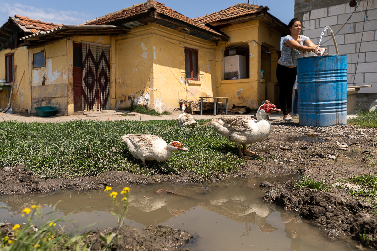 Crește casa lui Georgică. Băiatul de 16 ani din Dâmbovița care vindea bălegar pentru a-și ridica un cămin a petrecut prima noapte sub propriul acoperiș. Mai are nevoie de ajutor ca s-o termine