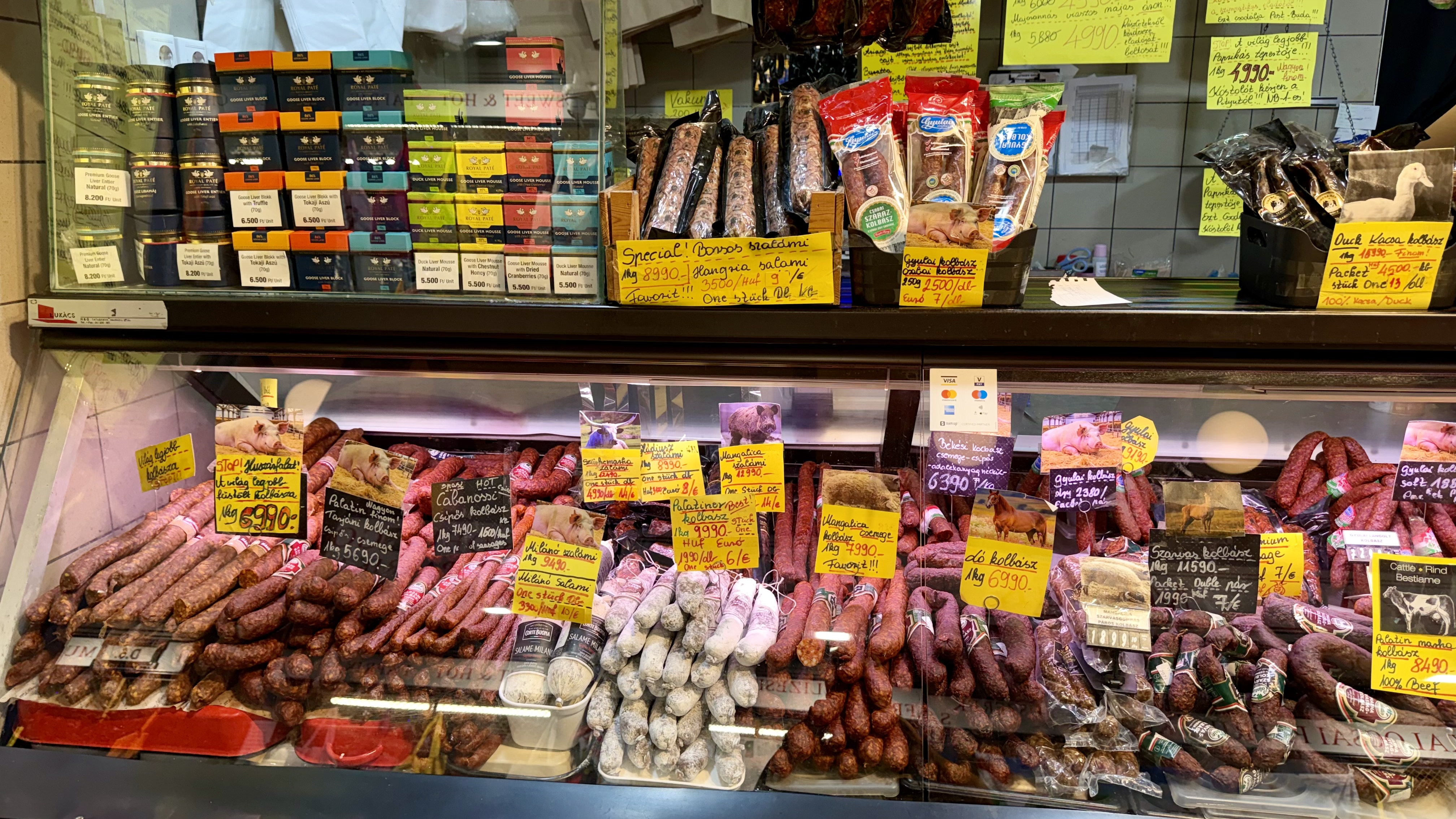 Spectacol culinar total la doi pași de România. Cât costă o porție de gulaș și ce-am descoperit într-o piață unicat