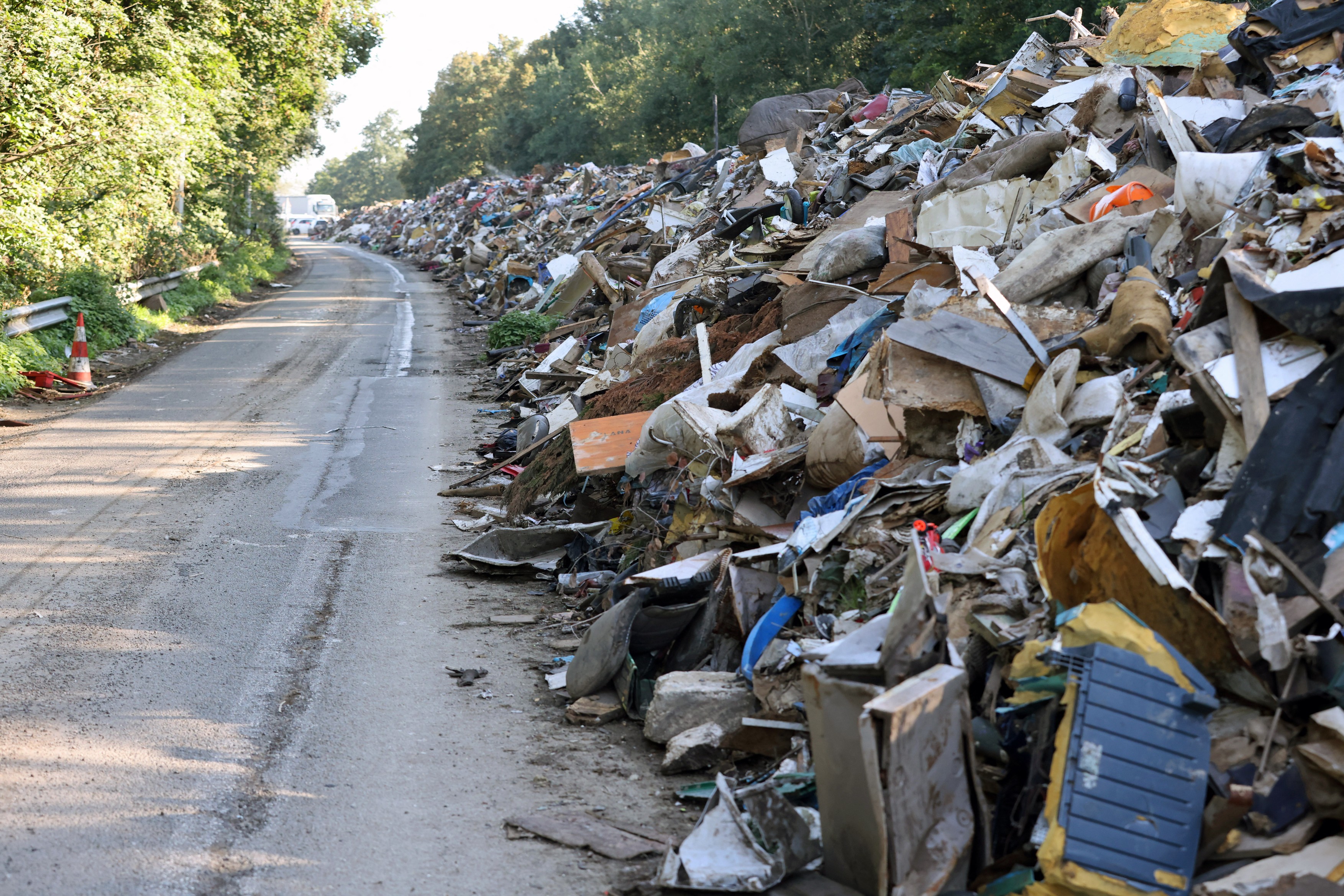 Imaginile dezastrului: O autostradă din Belgia, transformată în groapă de gunoi după inundațiile catastrofale din iulie