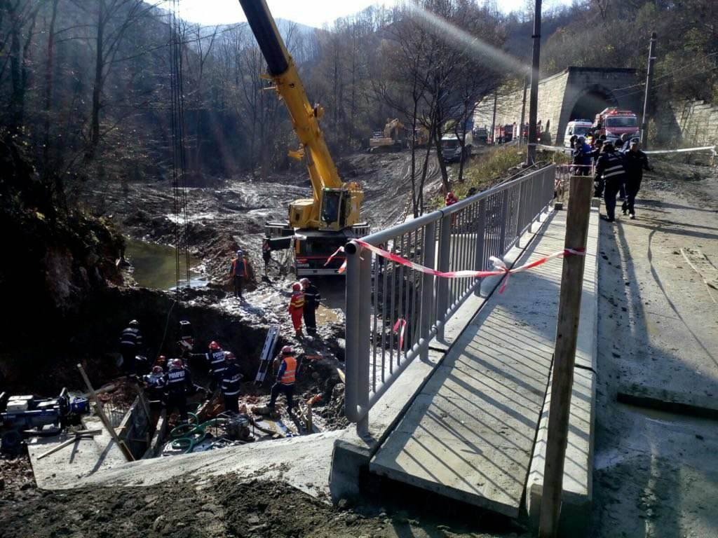 UPDATE: Ceilalți doi muncitori prinși sub un mal de pământ în Hunedoara, scoși morți
