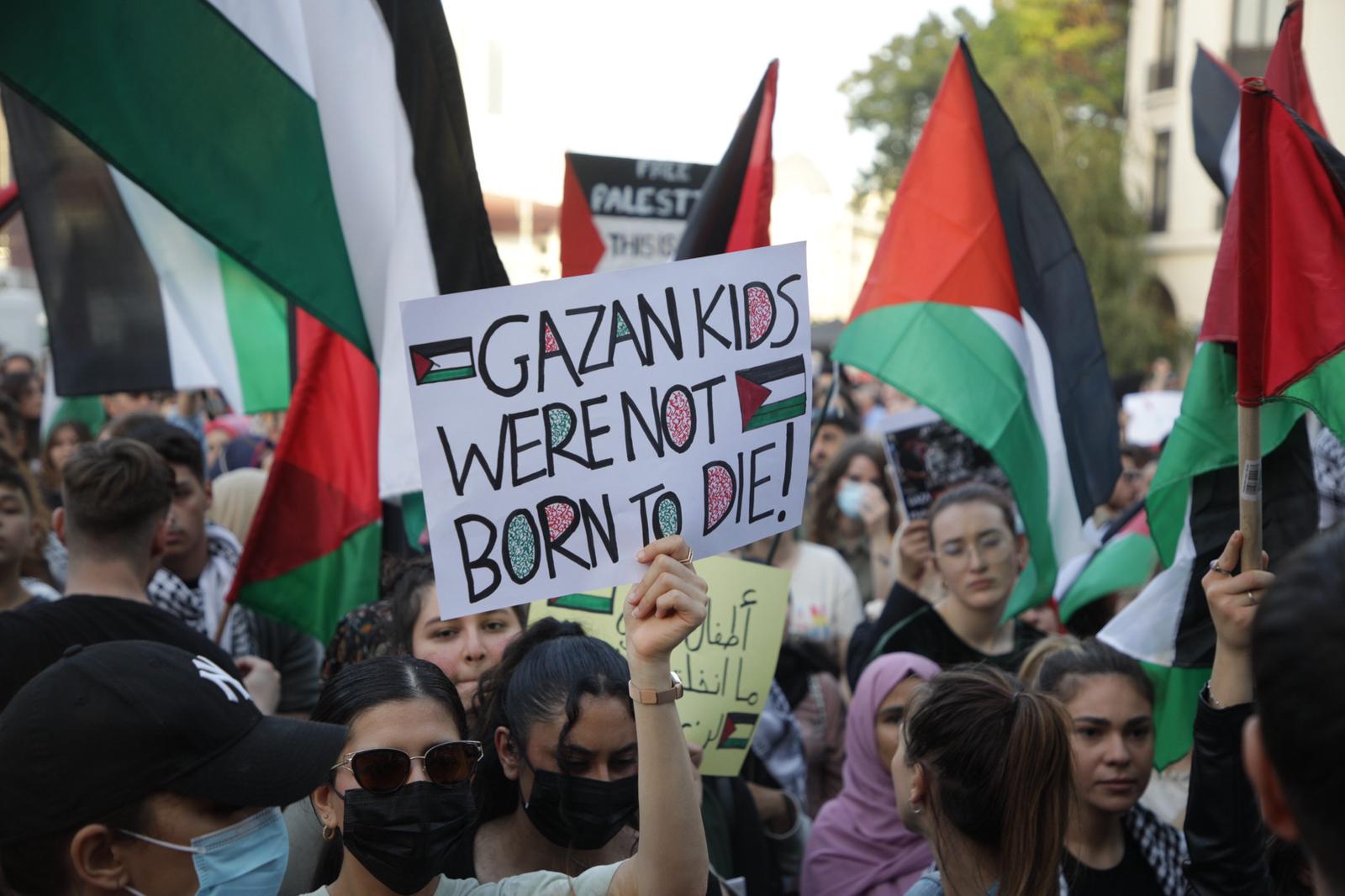 „Suntem aici pentru civili, nu pentru Hamas!” Protest pro Palestina în București. Astfel de manifestații au fost interzise în alte țări din Europa