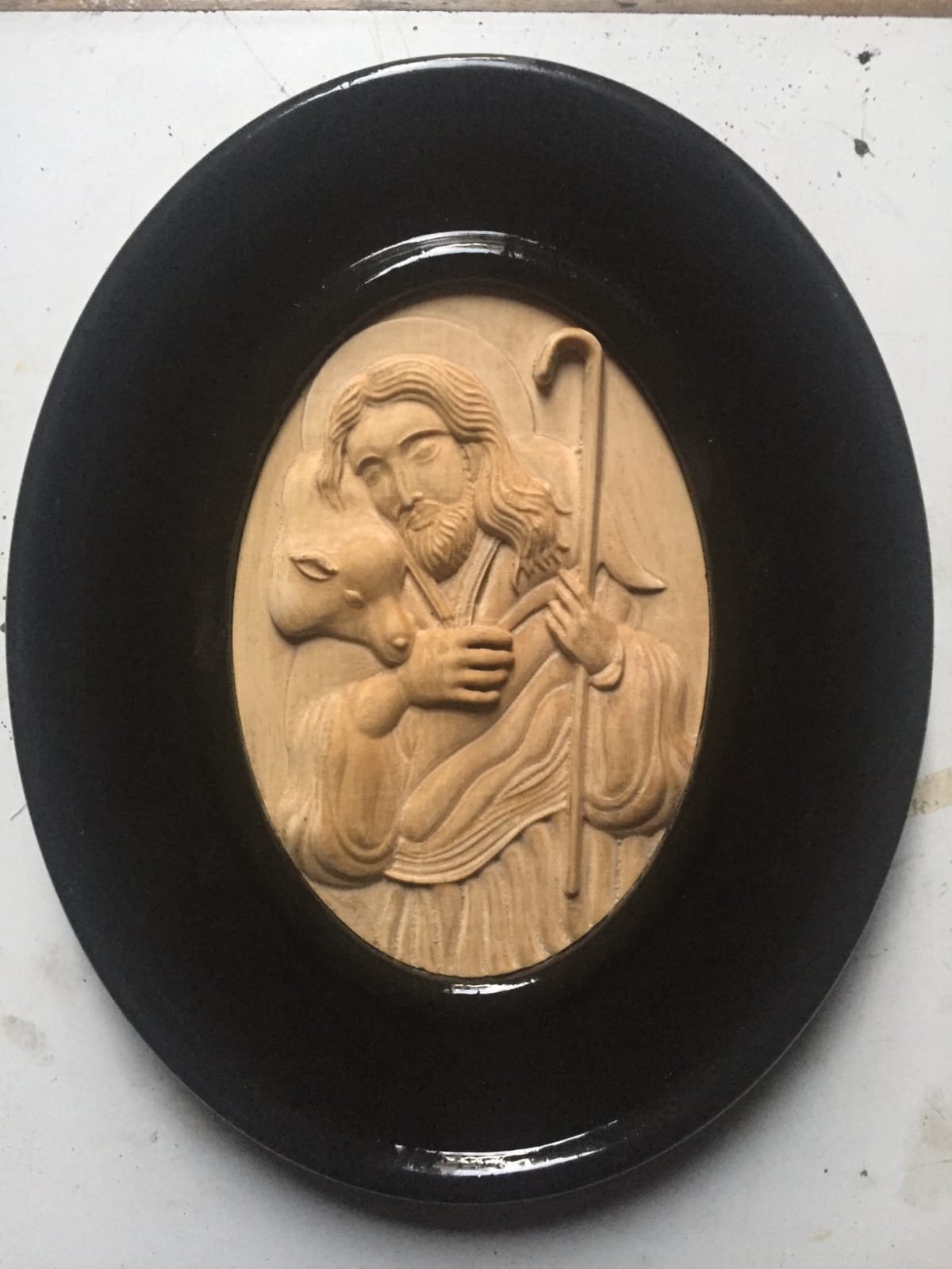 E șef de poliție și sculptează icoane. Nu cere bani pentru lucrările lui, le dăruiește colegilor de serviciu