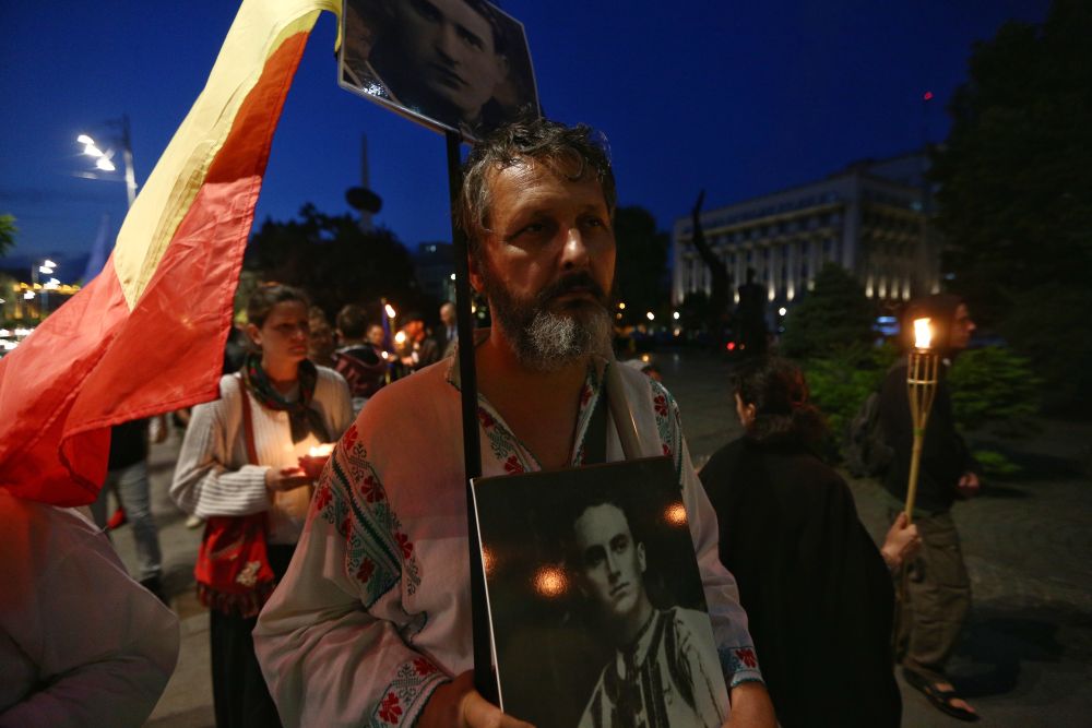 FOTO/ Ziua națională de cinstire a martirilor din temnițele comuniste a fost comemorată în Piața Revoluției
