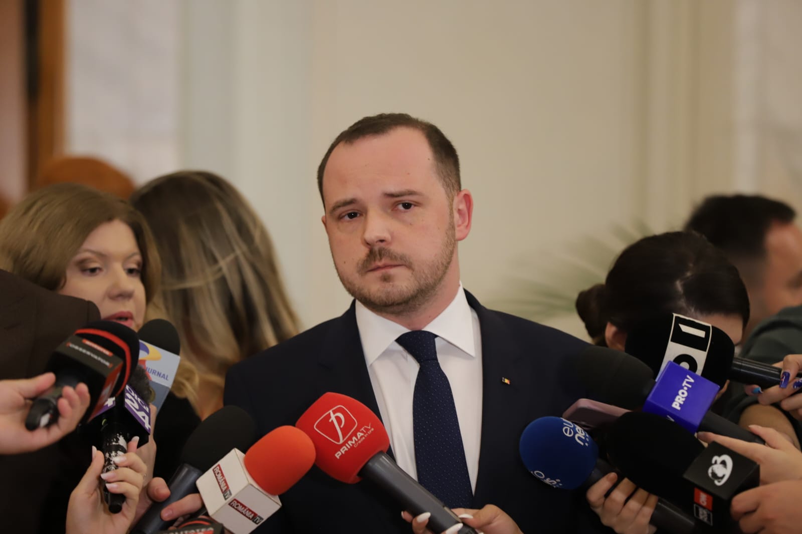 Toate cele patru moțiuni de cenzură depuse împotriva Guvernului Bolojan au fost respinse în Parlament. Ce urmează