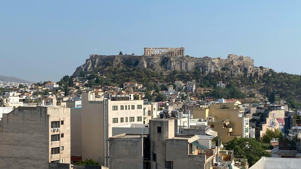 Káosz Athénban: sörétes puskával lőtt az emberekre egy 89 éves férfi, hajtóvadászat indult a felkutatására