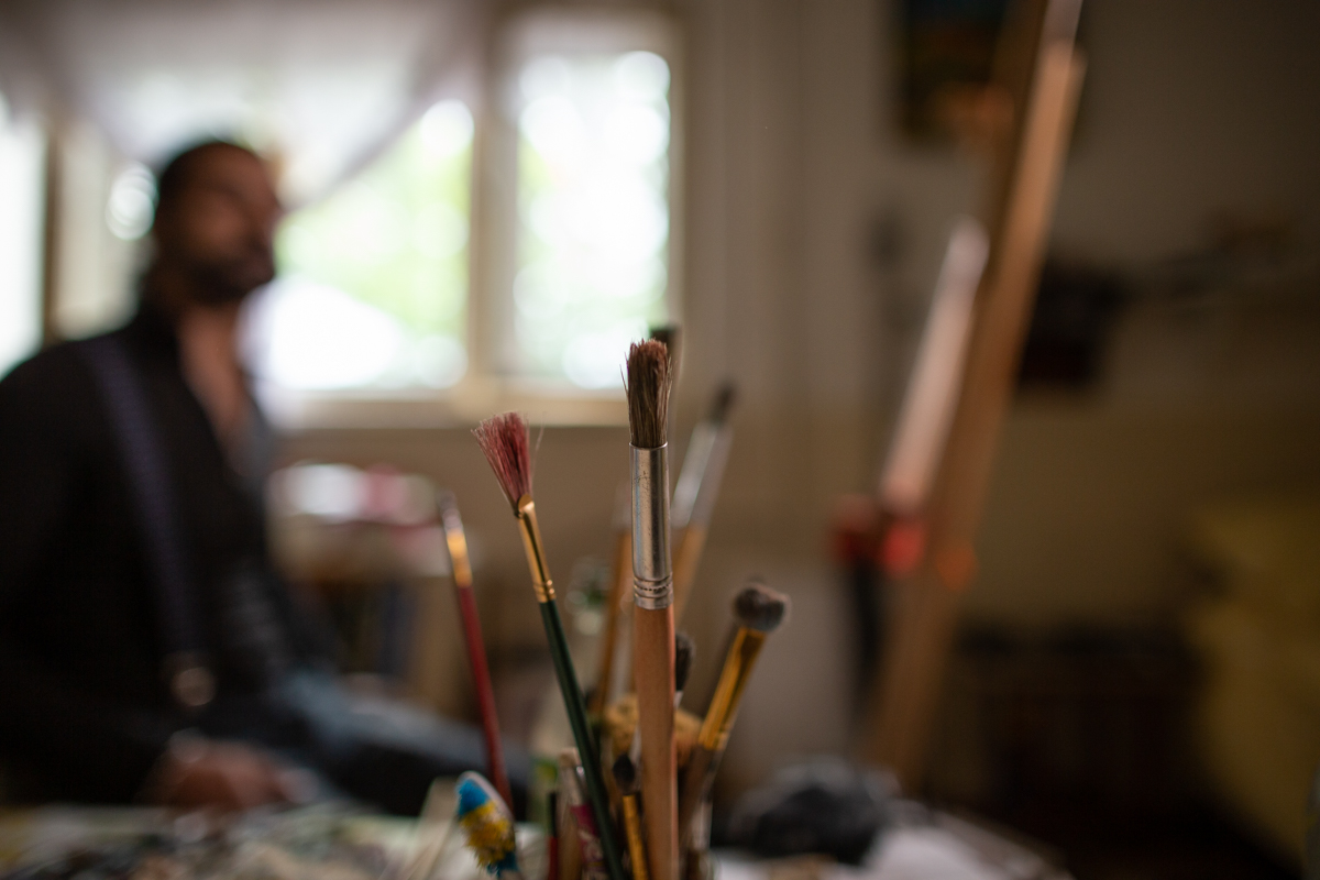 Un pictor fără școală, abandonat la naștere într-un centru de boli psihice din Argeș, are un talent unic în reproducerea tablourilor celebre