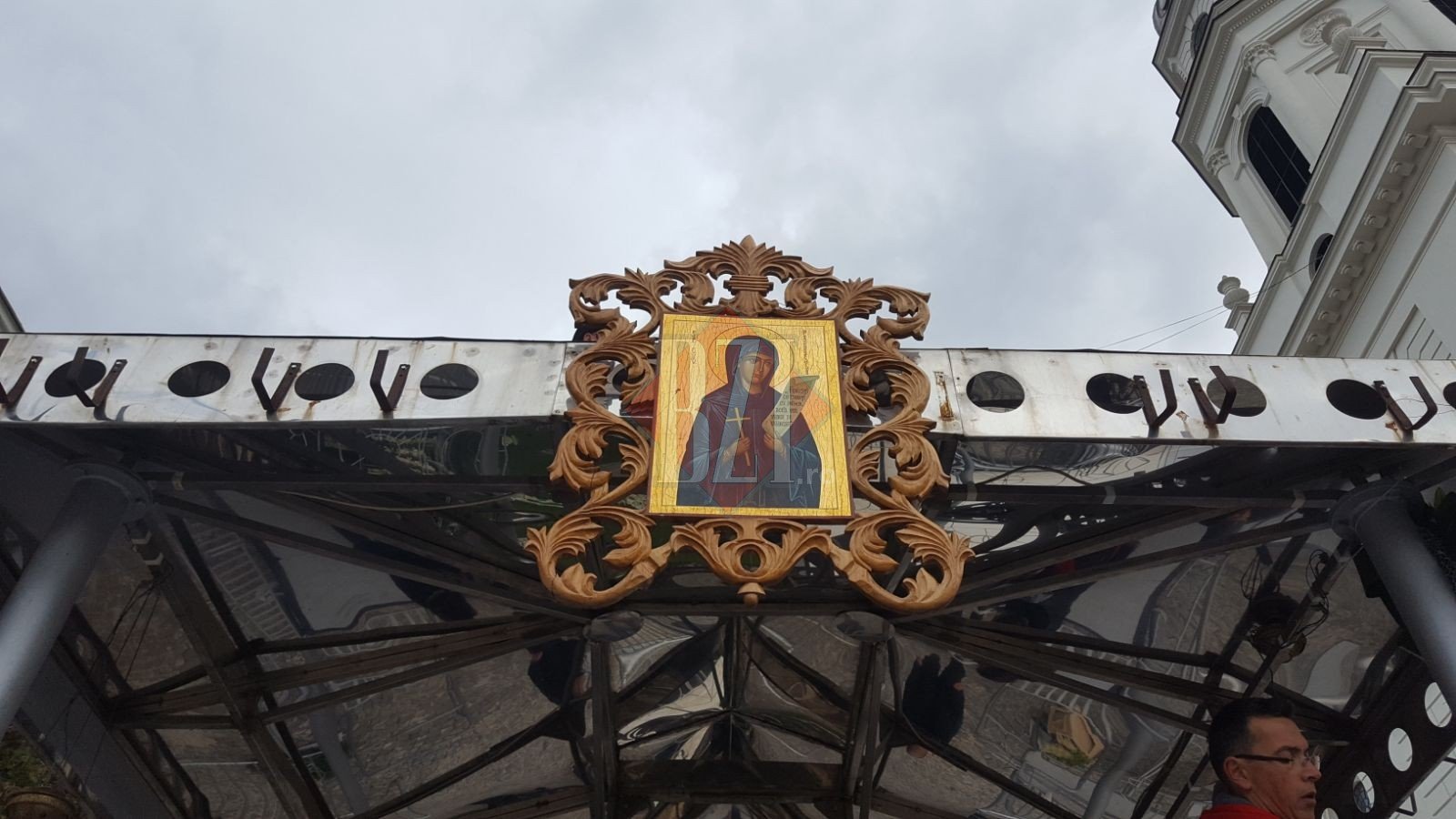 Baldachinul cu racla Sfintei Parascheva, decorat de o familie din București, de peste 10 ani.  „Am vrut să facem o culoare care să specifice bucurie”
