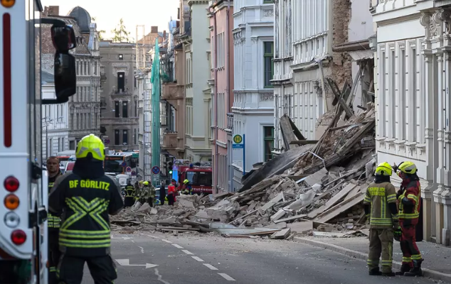 Româncele dispărute după prăbușirea unui bloc în Germania sunt căutate de peste 48 de ore. Cât timp pot supraviețui oamenii sub dărâmături