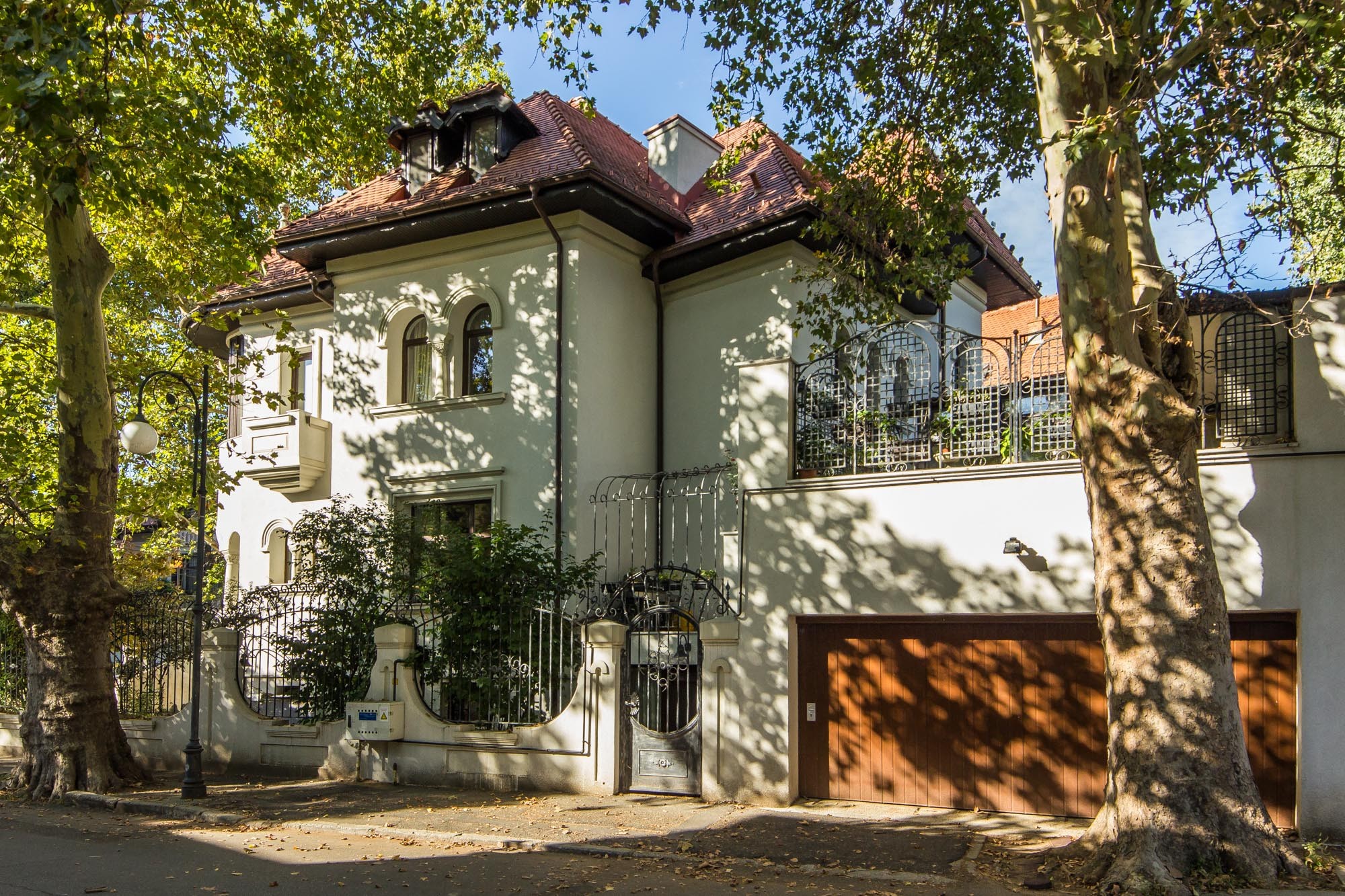 FOTO/ Cum arată vila dintr-o zonă de lux a Capitalei scoasă la vânzare cu aproape 2 milioane de euro