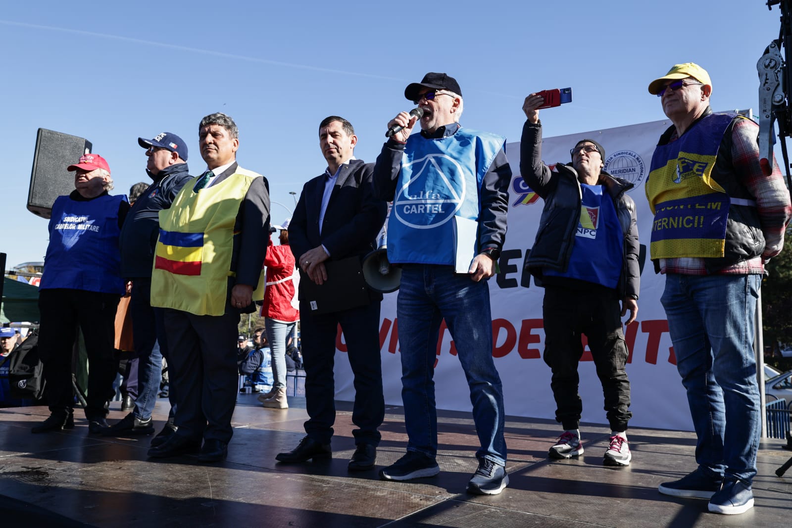 Mii de oameni au protestat în Piața Victoriei  pentru creşterea salariului minim şi a pensiilor. Sloganurile politice, interzise