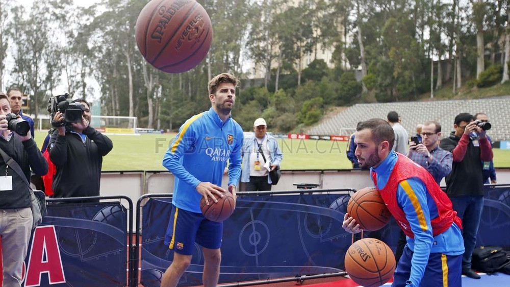 Fotbaliștii Barcelonei s-au antrenat cu starurile NBA de la Golden State Warriors / VIDEO