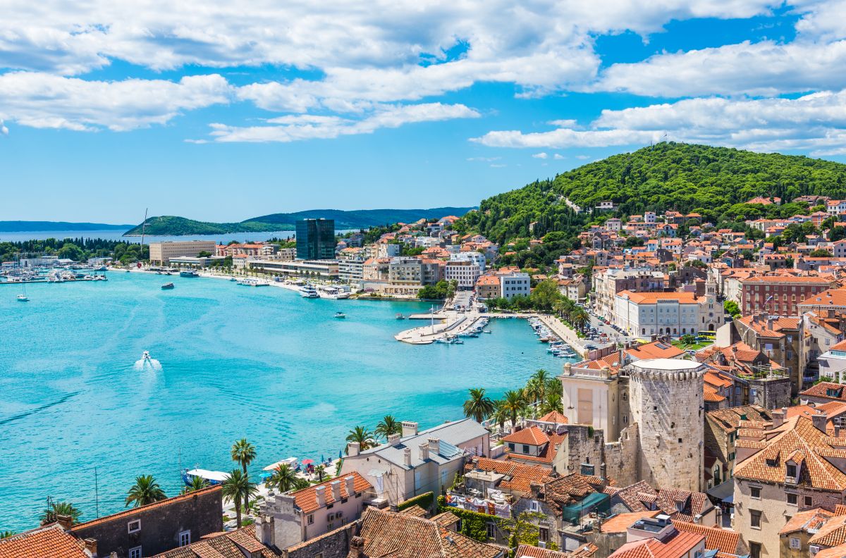 Croația atrage turiștii cu ”sejururi” de un an! Călătorii extracomunitari, pentru care alte state UE au impus restricții, sunt primiți aici cu brațele deschise