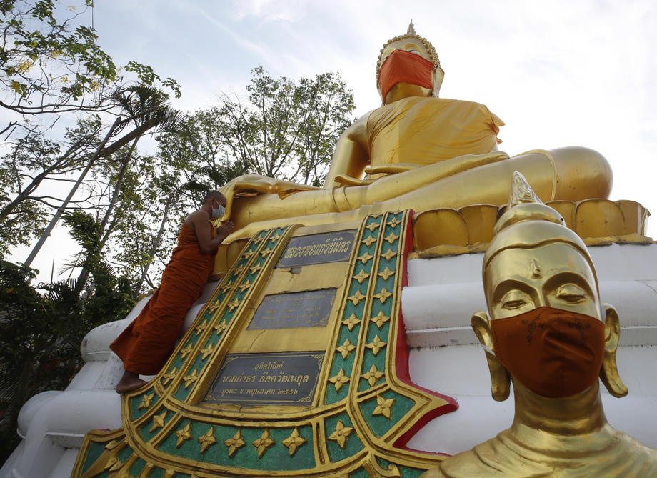Statuile lui Buddha din Bangkok sunt acoperite cu măști de protecție, ”pentru a da un exemplu”