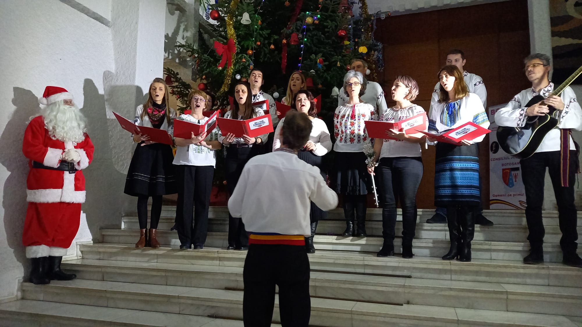 Profesorii unui liceu din Botoșani merg la colindat pentru a sprijini o elevă rămasă fără ambii părinți