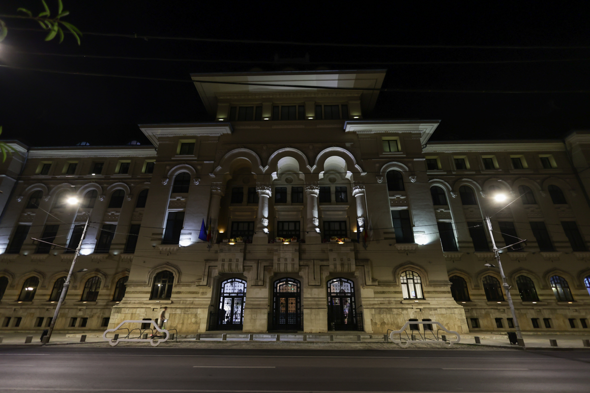 Am verificat cum economisesc energie instituțiile publice. Doar trei au stins luminile pe timpul nopții