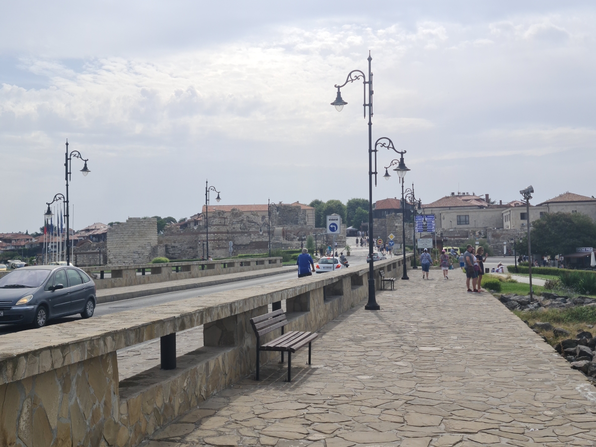 Ce poți face când te-ai săturat de litoralul românesc. Reportaj din stațiunea bulgărească unde se minează criptomonede pe plajă
