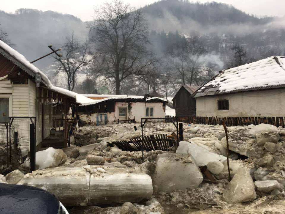 Inundații în Vatra Dornei, județul Suceava. Zeci de gospodării, inundate după topirea gheții