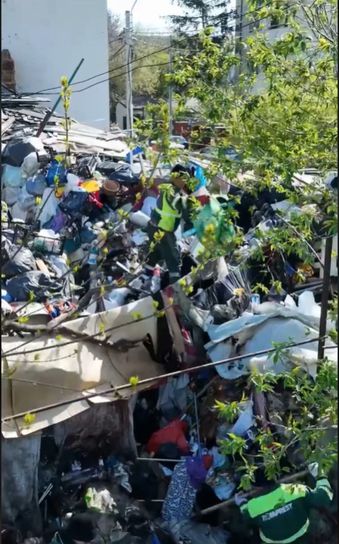 Casa din București care a disperat 100 de vecini: 4 metri înălțime de gunoaie pe 300 de metri pătrați