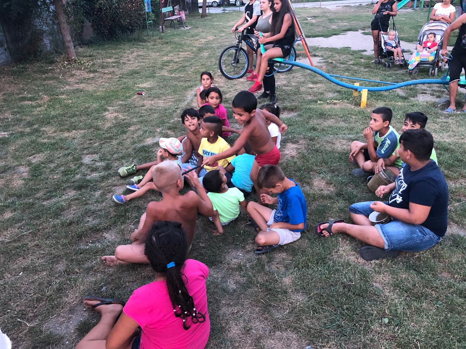REPORTAJ/ Realitatea dură din mahalaua Timişoarei. Au vrut să facă teatru cu copiii, dar au pornit prin a-i învăța să spună "mulțumesc" şi să nu se mai ia la bătaie