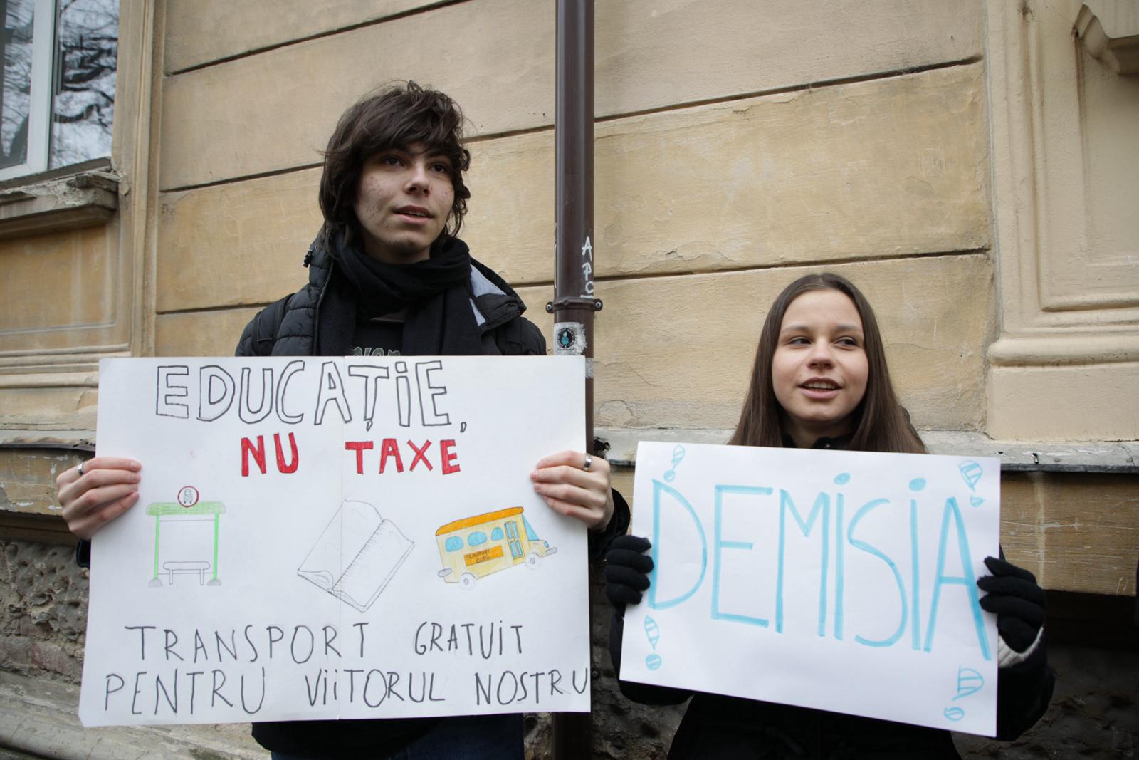 Elevii din 19 județe au rămas fără transport gratuit. Protest în fața Ministerului Educației: „E un drept fundamental să ajungi la școală”