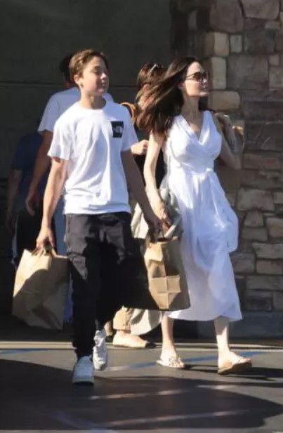 Angelina Jolie, apariție surprinzătoare alături de Knox. Ce făcea fiul său în vârstă de 14 ani?
