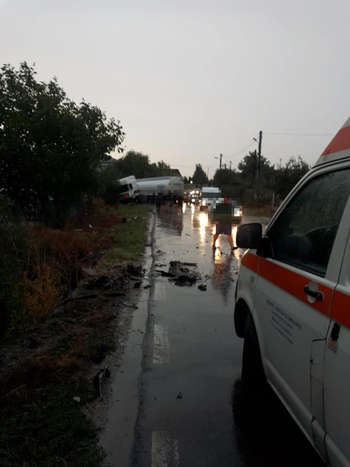 Două persoane au ajuns la spital în urma unui accident între o cisternă și un autoturism, în Giurgiu