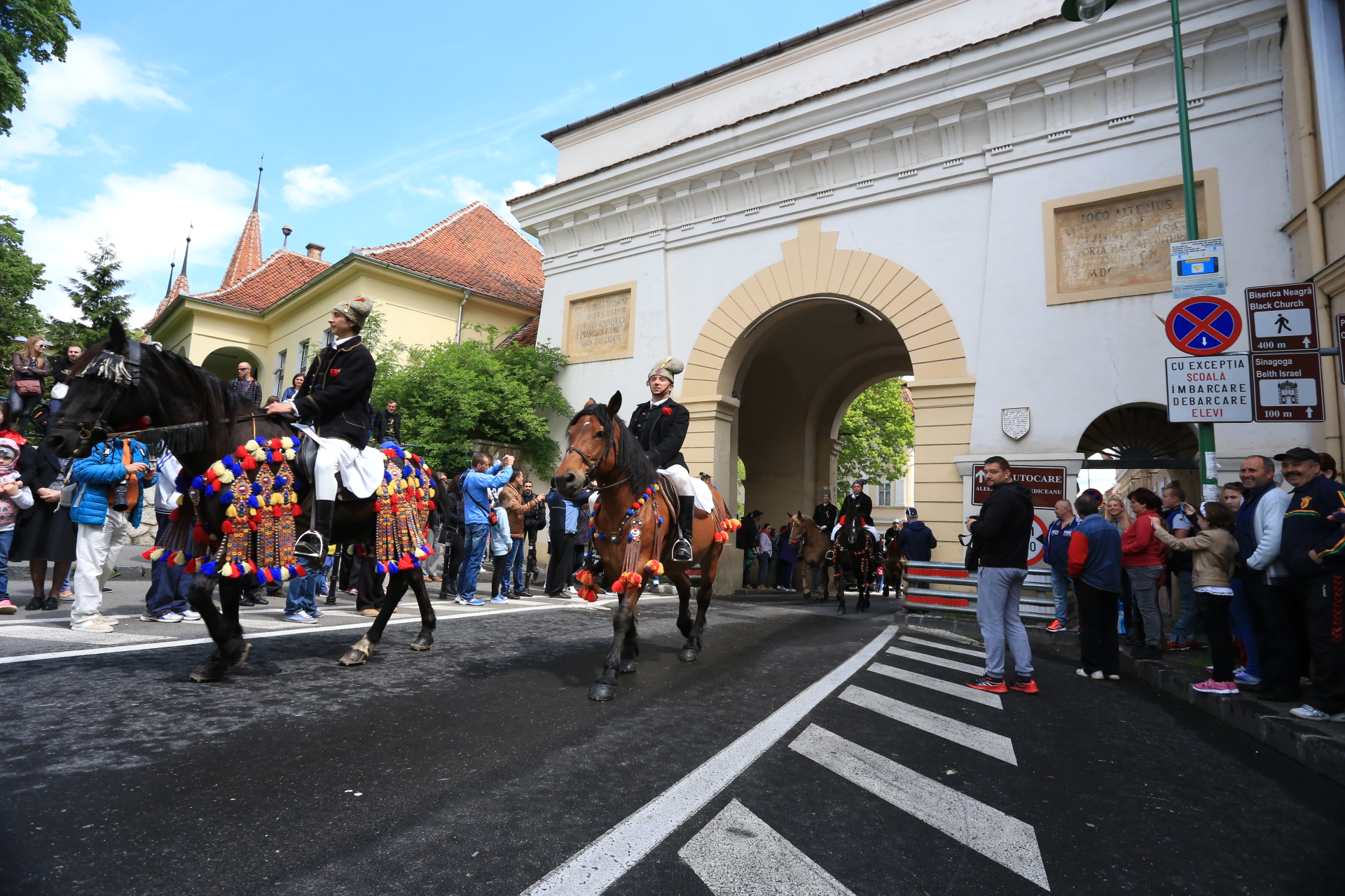 Mii de oameni au asistat la Parada Junilor la Brașov | GALERIE FOTO