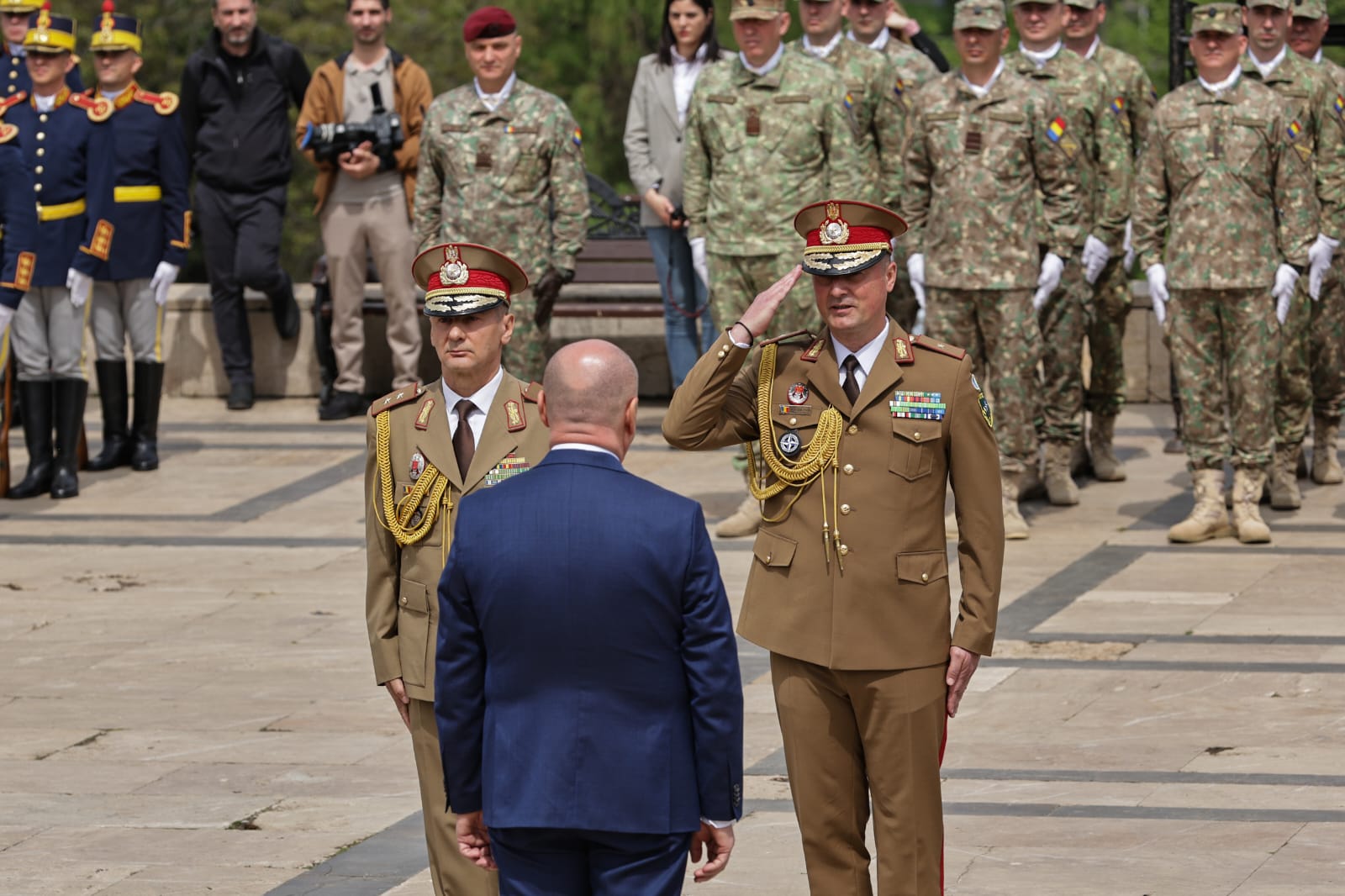 Ziua Forțelor Terestre 2025. Ilie Bolojan a vizitat fără Marcel Ciolacu expoziția de echipamente și tehnică militară din Parcul Carol | VIDEO