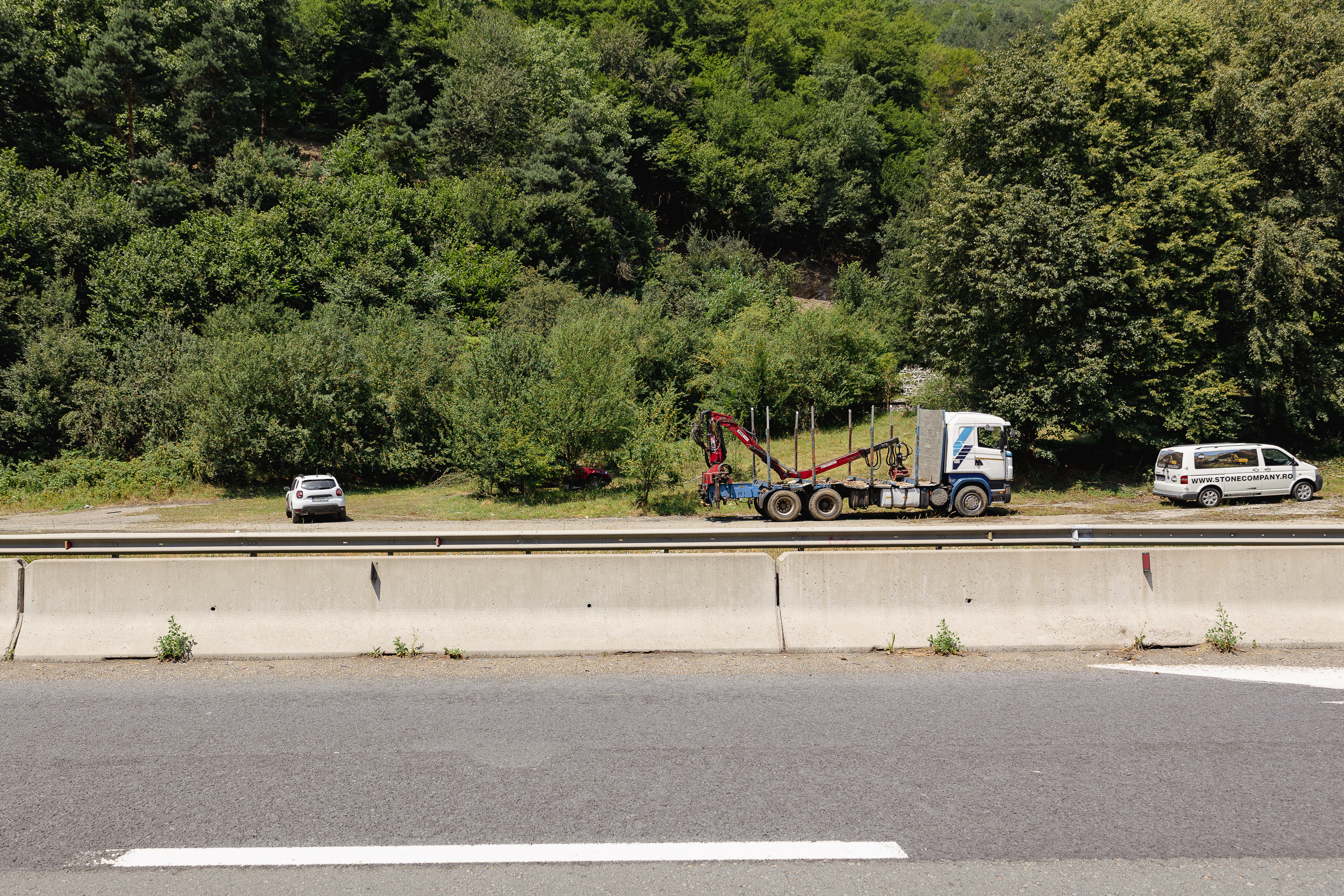 REPORTAJ Valea Oltului - viața după barieră. În lipsa traficului, natura își revine și nu prea, iar ministrul Grindeanu supraveghează cu drona progresul lucrărilor