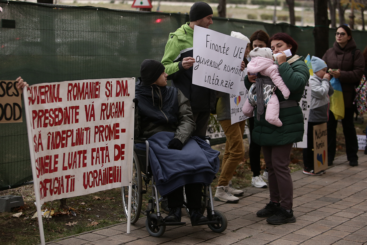 „Încercăm să nu consumăm prea multă apă sau lumină”. Protestul ucrainenilor refugiați în România care nu au primit banii promiși de Guvern