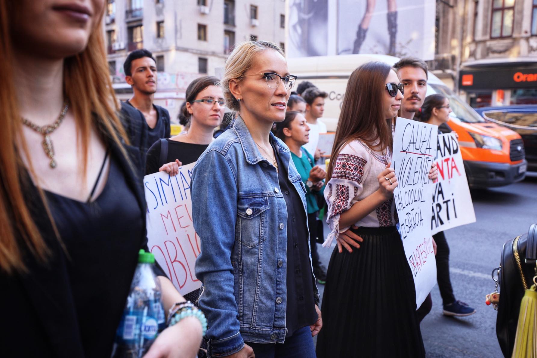 Sute de persoane au luat parte la marșul de solidaritate cu femeile care sunt victime ale violenţei