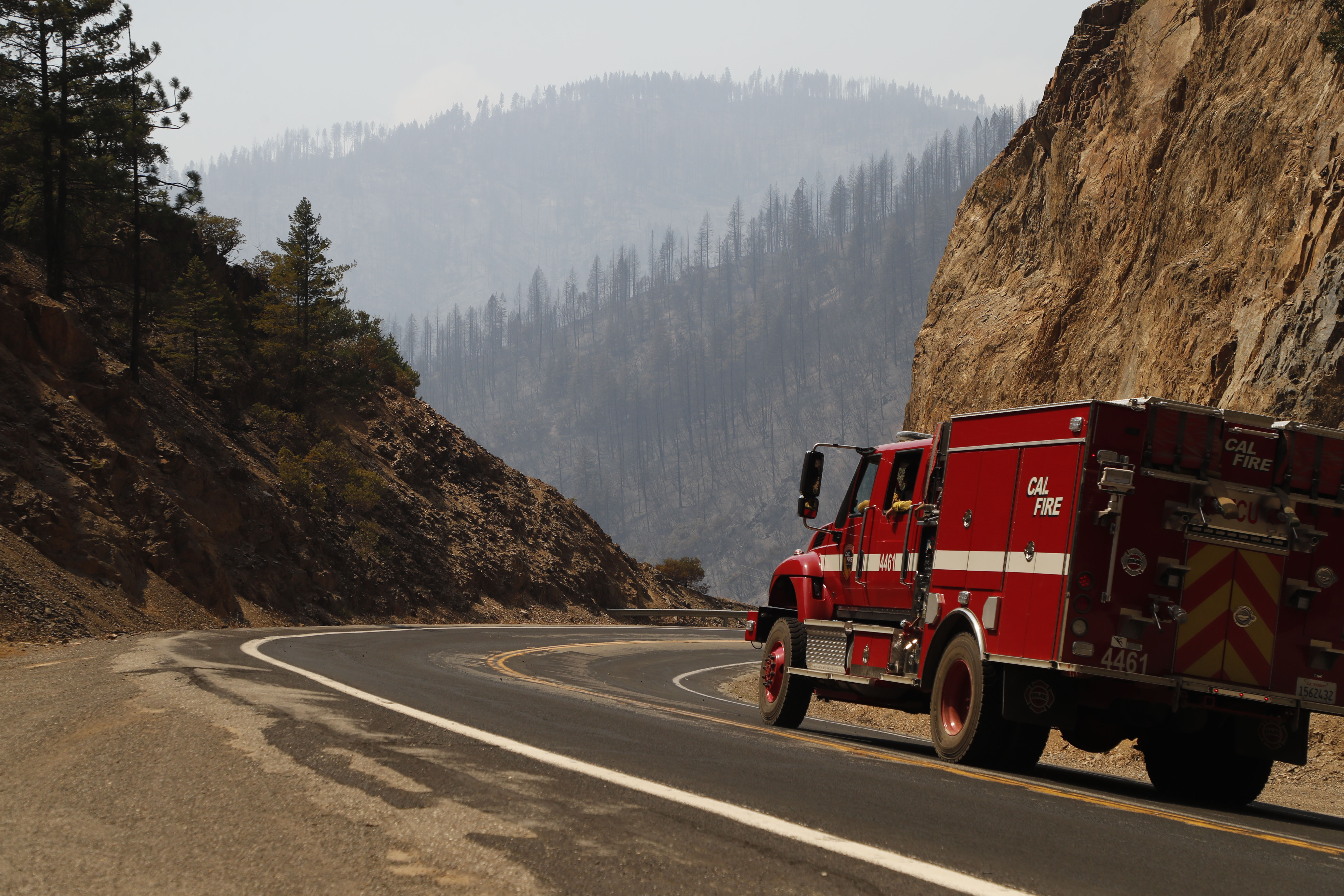 Incendiul uriaș din California creează propriul climat. Cu ce se luptă peste 5.400 de pompieri americani