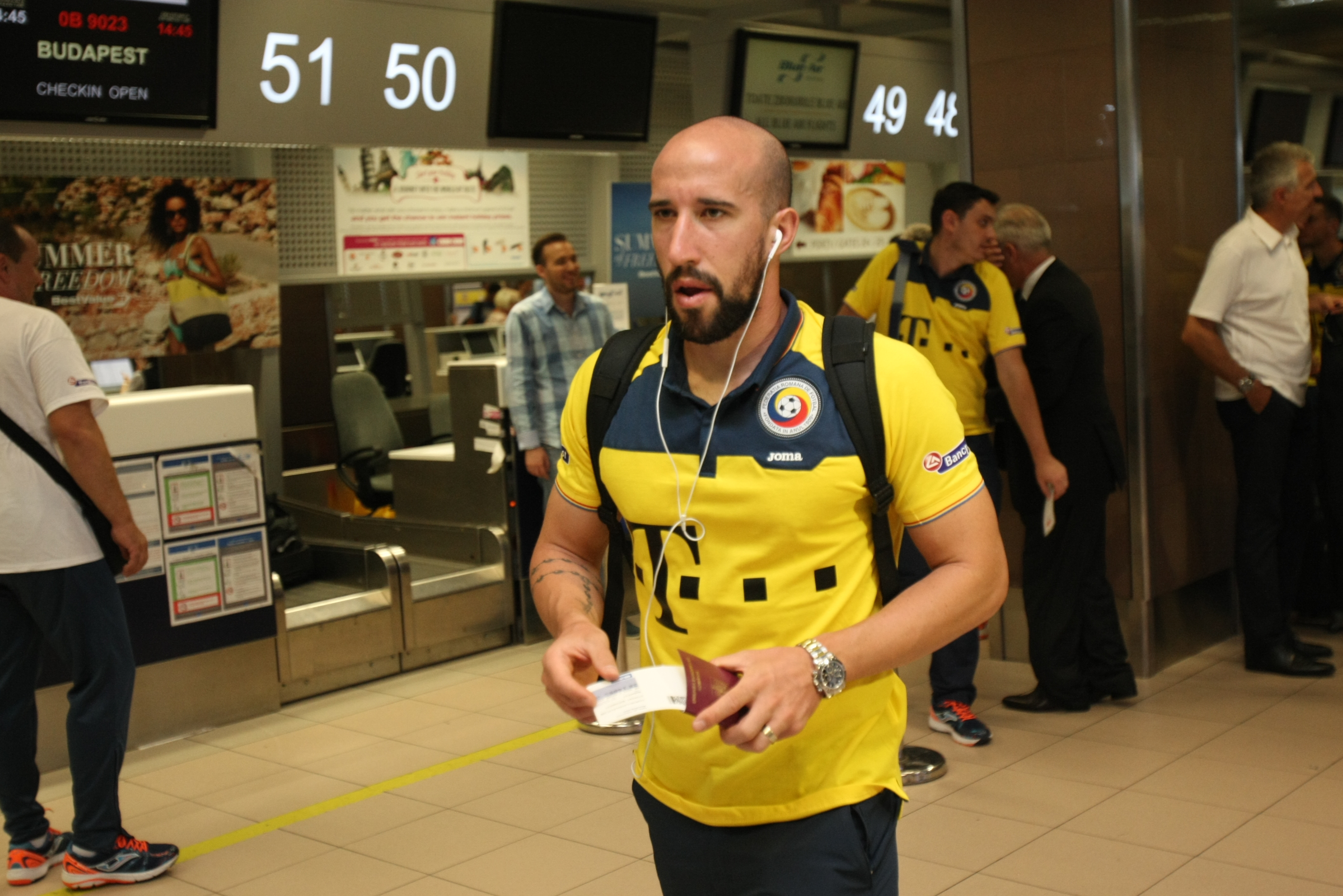 PRELIMINARIILE EURO 2016, UNGARIA - ROMÂNIA (vineri, ora 21.45, TVR 1) / Selecționerul Anghel Iordănescu a renunțat la supersitiții și ^a lăsat femei în avionul care i-a transportat pe tricolori la Budapesta, pentru mare meci cu rivalii istorici / GALERIE FOTO