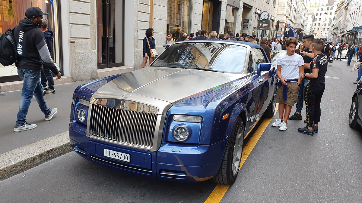 La pas pe cea mai luxoasă stradă din Europa. Un metru pătrat construit valorează 38.000 de euro, iar magazinele celebre produc 12% din venitul brut pe cap de locuitor al orașului Milano!