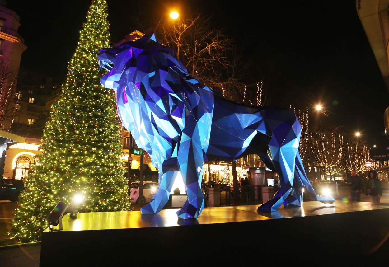 Expoziție de sculpturi gigantice în centrul Parisului, pe Champs-Elysees