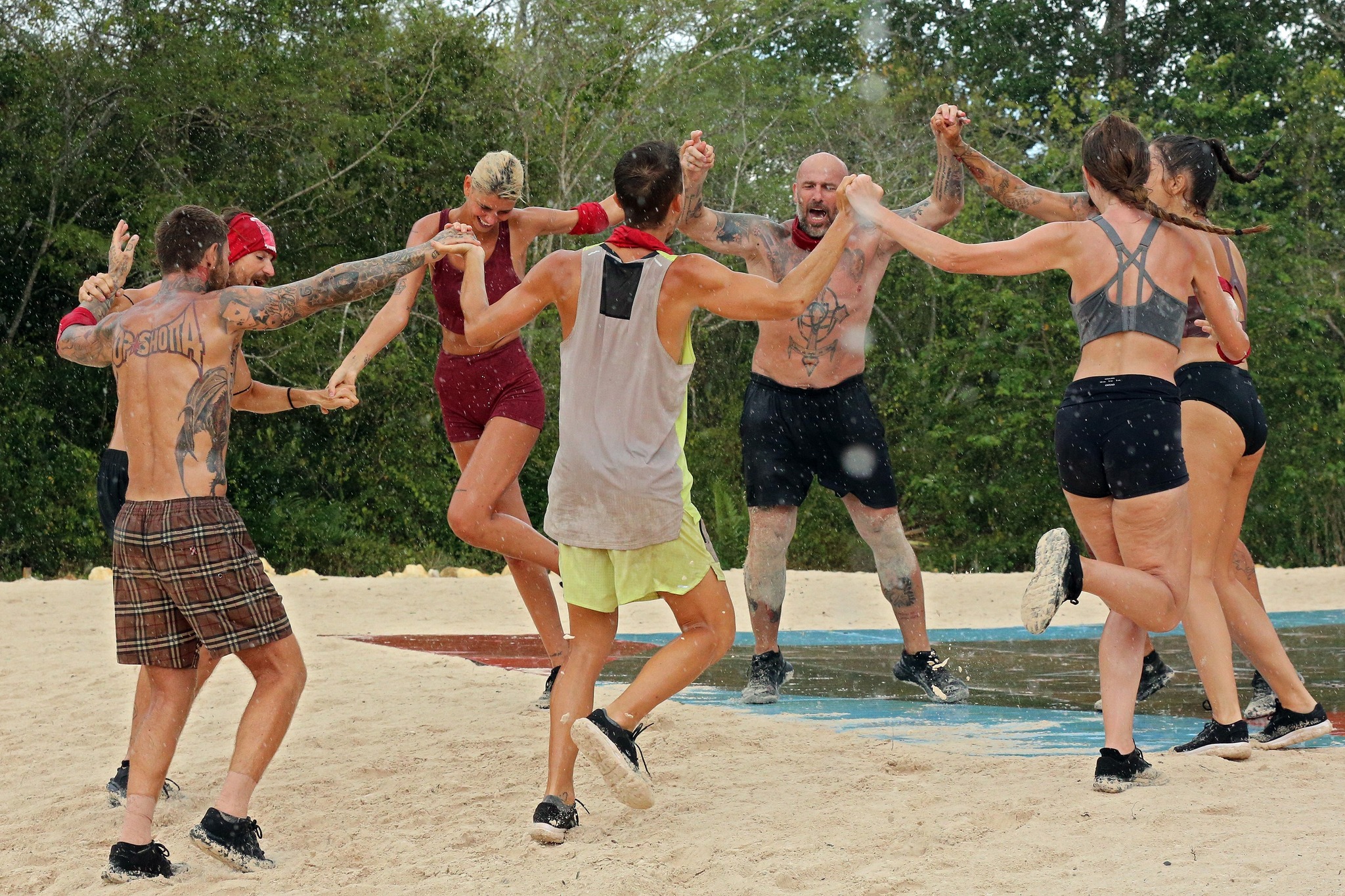 Laura Giurcanu şi TJ Miles de la „Survivor România” 2022 au dormit împreună, sub pătură. Ce spune iubitul fotomodelului despre cei doi
