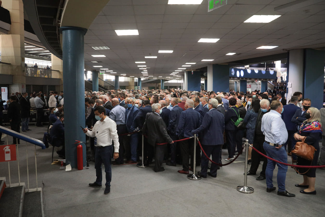 Cum se votează la congresul PNL. Îmbulzeală la cabine, premierul Cîțu spune că „evenimentul a fost organizat bine”